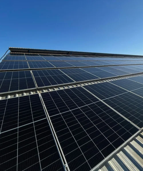 Como funciona a Energia Solar? Com visão inovadora, realizamos serviços de alta qualidade em soluções energéticas que reduzem gastos, geram receitas e protegem a natureza e o futuro.