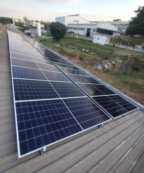 Como funciona a Energia Solar? Com visão inovadora, realizamos serviços de alta qualidade em soluções energéticas que reduzem gastos, geram receitas e protegem a natureza e o futuro.