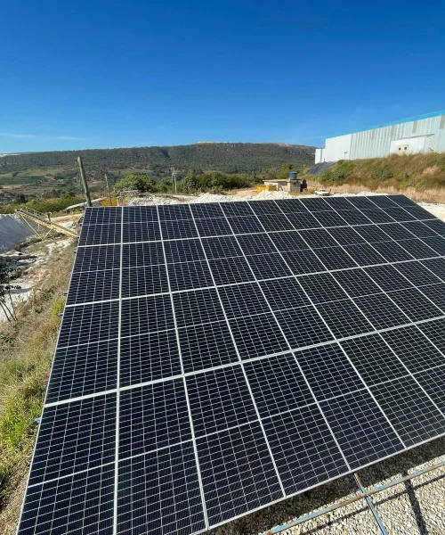 Como funciona a Energia Solar? Com visão inovadora, realizamos serviços de alta qualidade em soluções energéticas que reduzem gastos, geram receitas e protegem a natureza e o futuro.